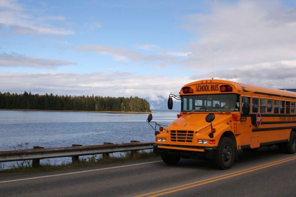 school-bus-in-alaska_z1DBq7Od